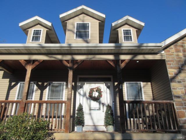 property entrance featuring a porch