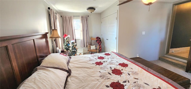 bedroom with crown molding and ceiling fan