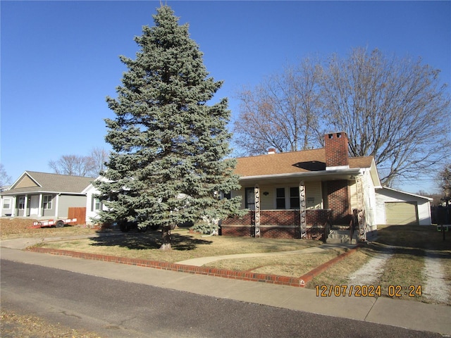 view of front of house with covered porch and a front lawn