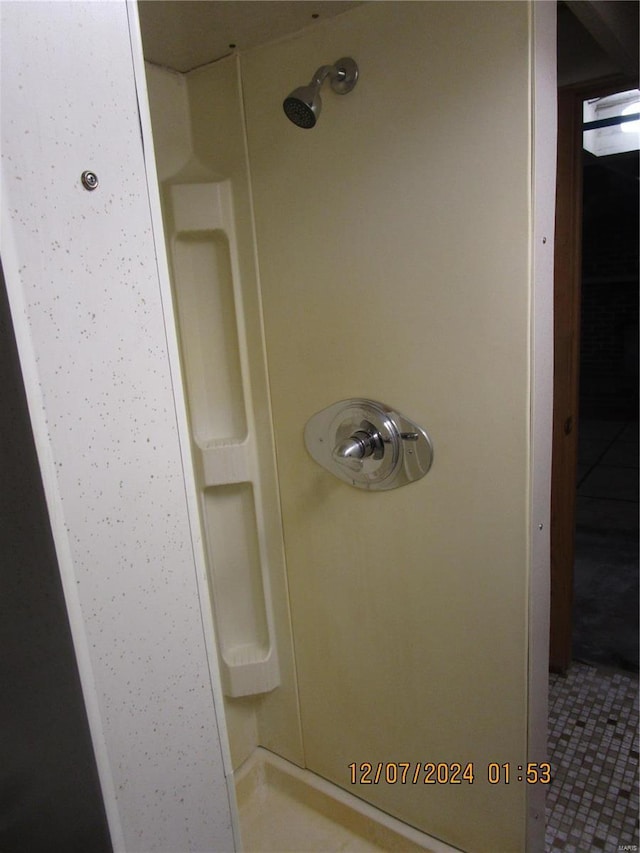 room details featuring walk in shower