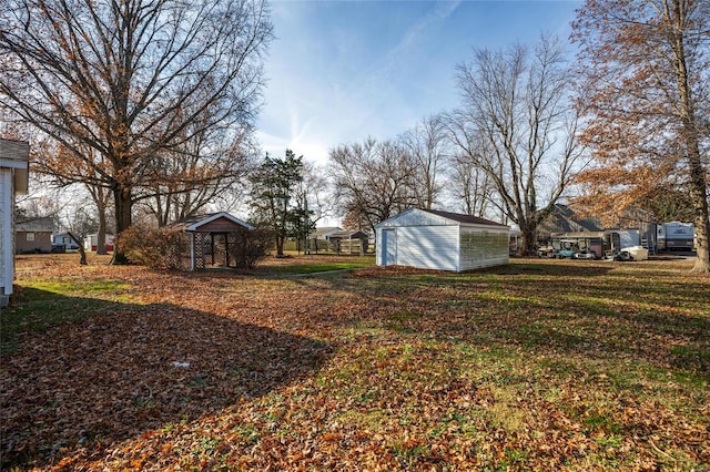 view of yard with an outbuilding