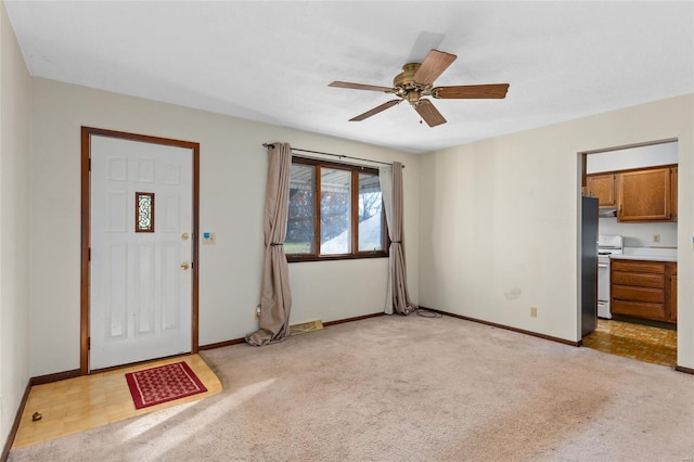 carpeted foyer with ceiling fan