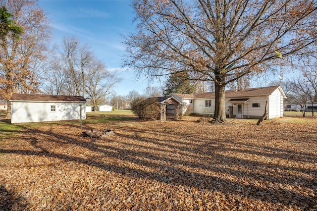 view of yard with an outdoor structure