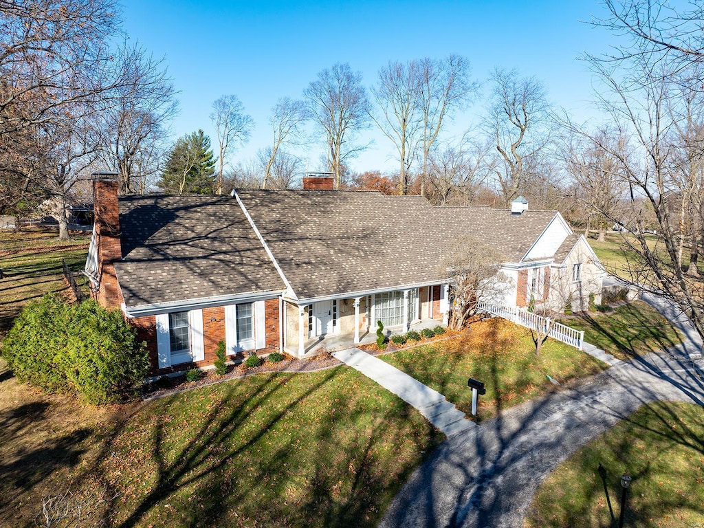 single story home with a front lawn