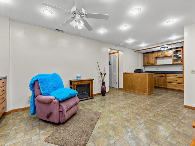 sitting room with ceiling fan