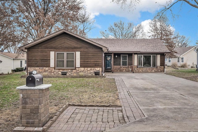 ranch-style house featuring a front lawn