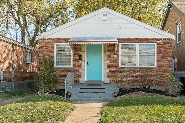 bungalow-style house featuring a front lawn