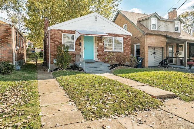 bungalow featuring a front yard