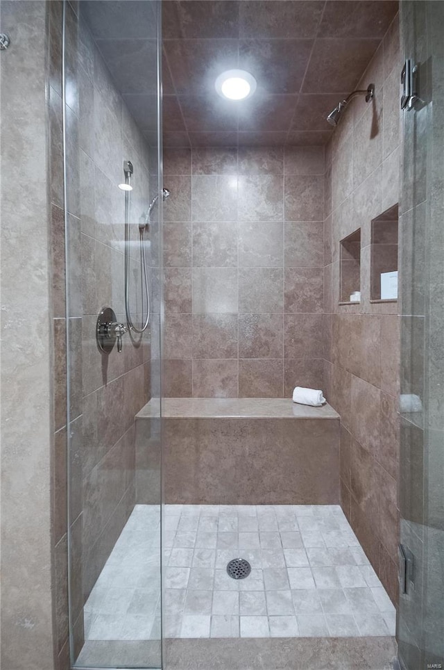 bathroom featuring tiled shower