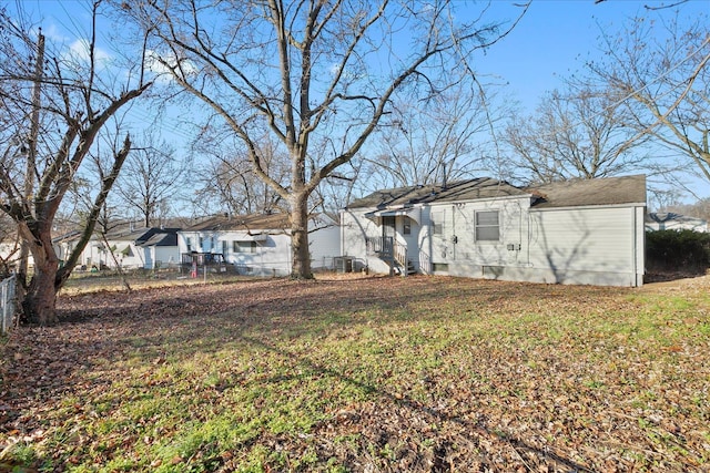 back of house featuring a yard