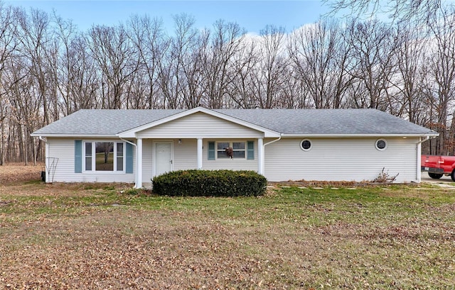 ranch-style home featuring a front lawn