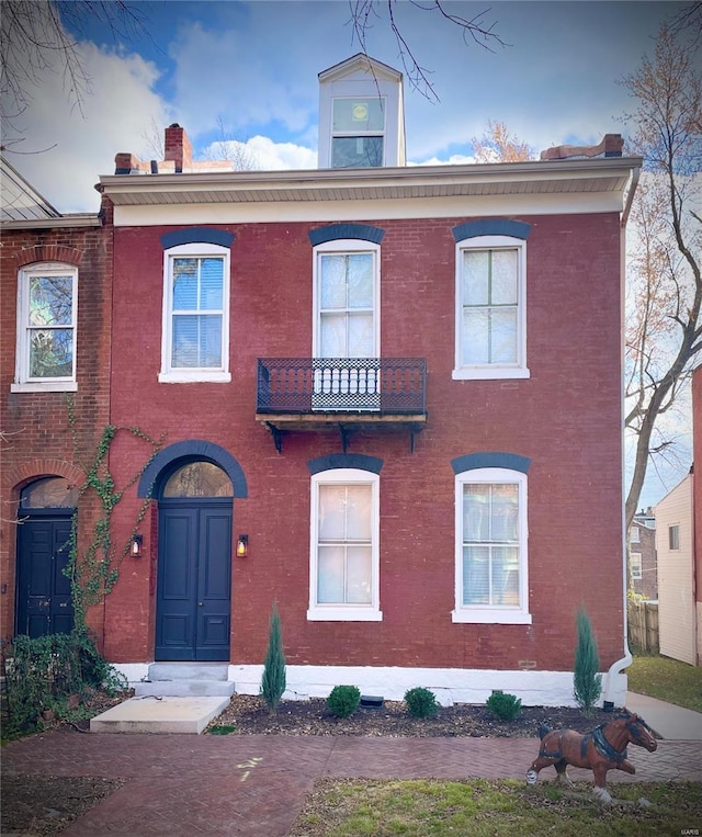 view of front of home featuring a balcony