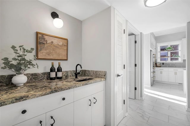 bathroom with decorative backsplash and vanity