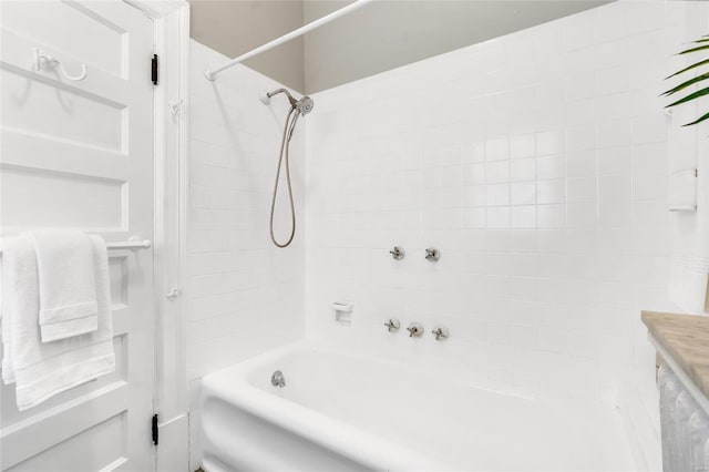 bathroom with tiled shower / bath