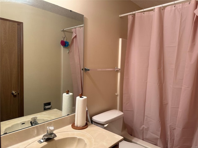 full bathroom with shower / bath combo with shower curtain, vanity, and toilet