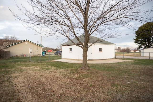 view of yard featuring a patio area