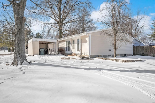 view of front of property featuring fence