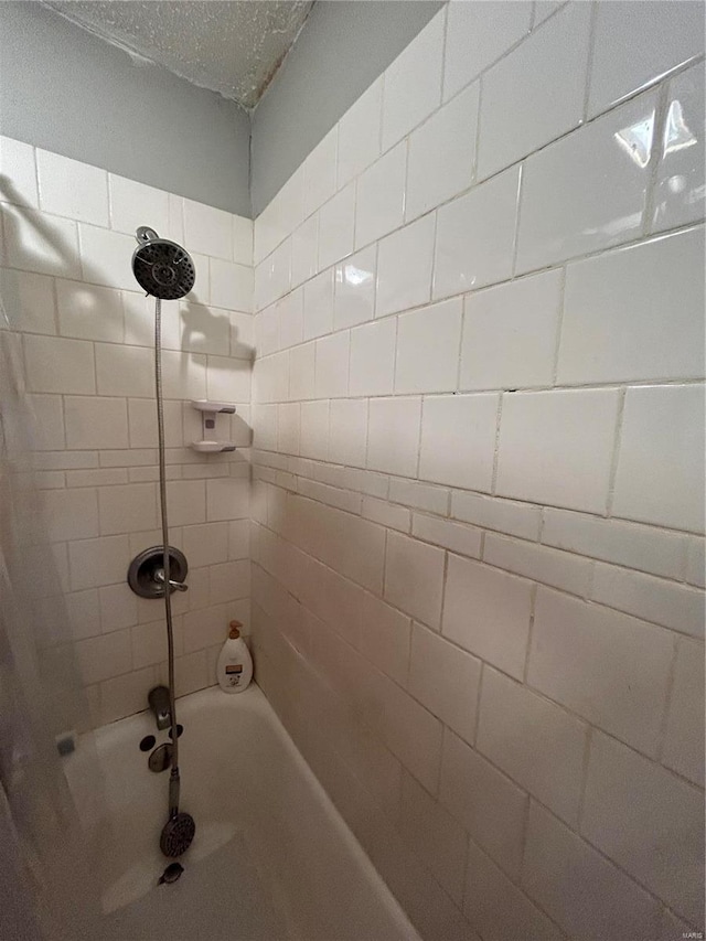 bathroom with tiled shower / bath