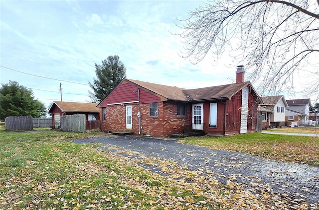 view of front of home featuring a front yard