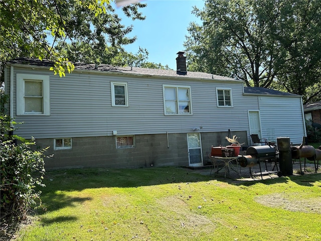 back of house featuring a yard