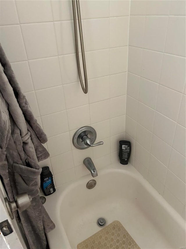 bathroom with tiled shower / bath