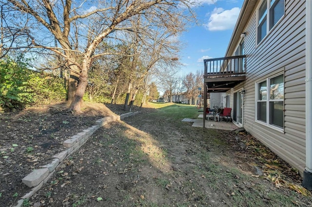 view of yard featuring a patio