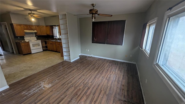 kitchen with sink, dark wood-type flooring, ceiling fan, and white range with electric stovetop