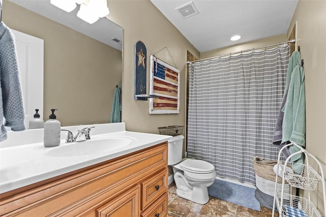 full bathroom featuring visible vents, a shower with shower curtain, vanity, and toilet