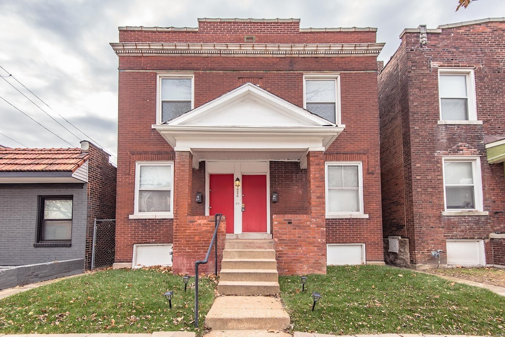 view of front facade featuring a front yard