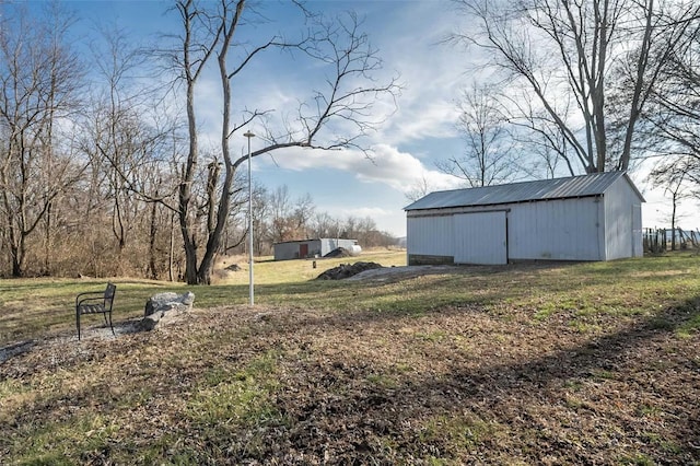 view of yard featuring an outbuilding