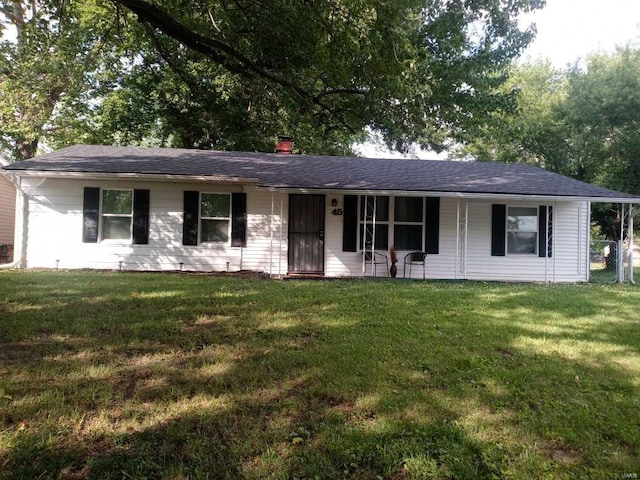 ranch-style house featuring covered porch and a front lawn