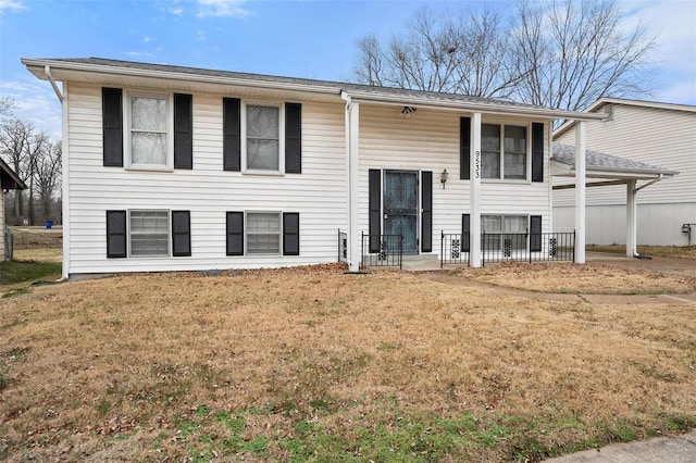 bi-level home featuring a front yard