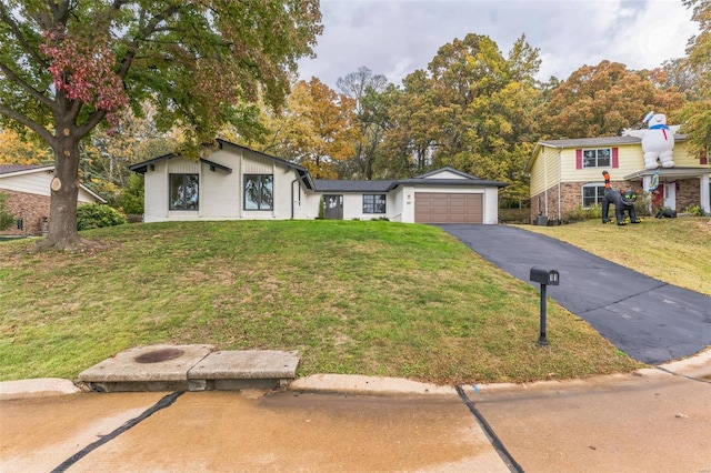 view of front of home featuring a front yard and a garage