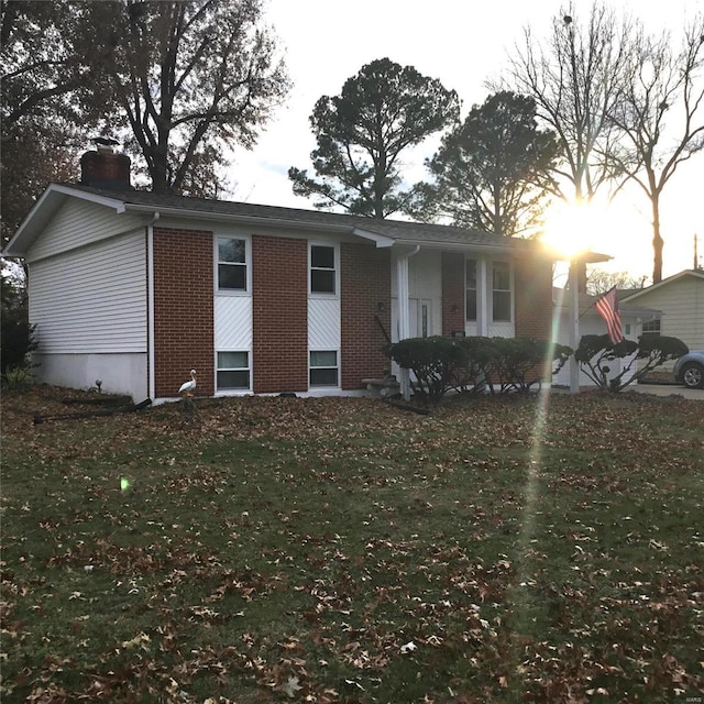 view of front facade featuring a front lawn