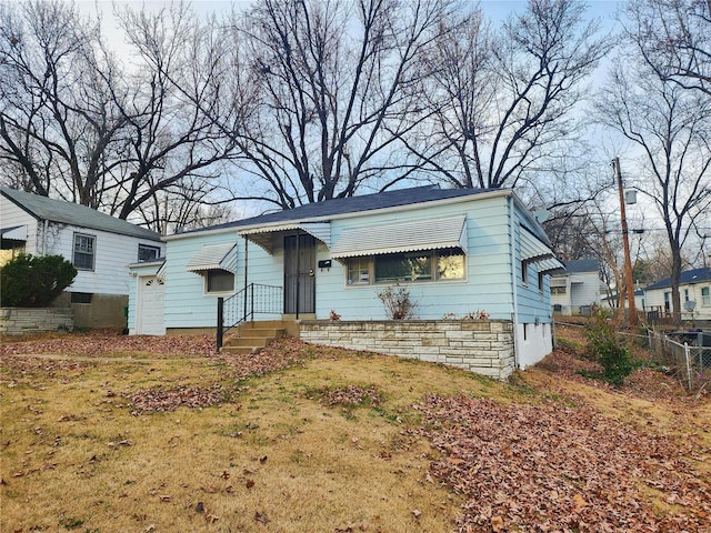 view of front facade featuring a front lawn