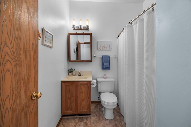 full bathroom featuring baseboards, toilet, vanity, and a shower with curtain