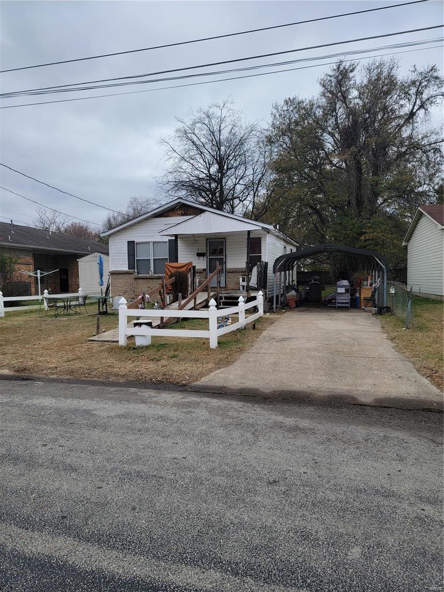 view of front facade with a carport