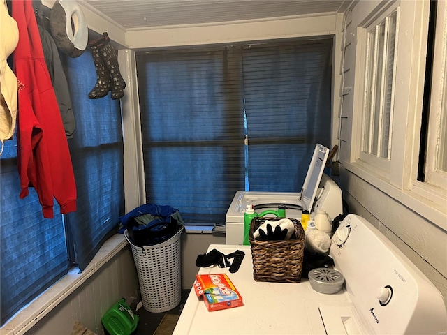 laundry room with washing machine and clothes dryer