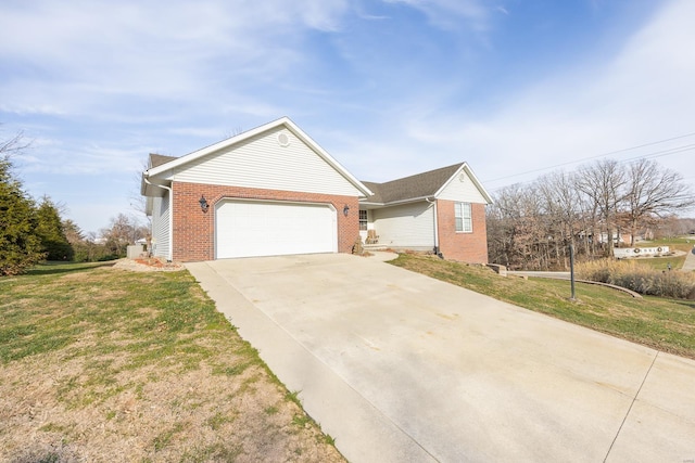 view of front of property featuring a front lawn and a garage