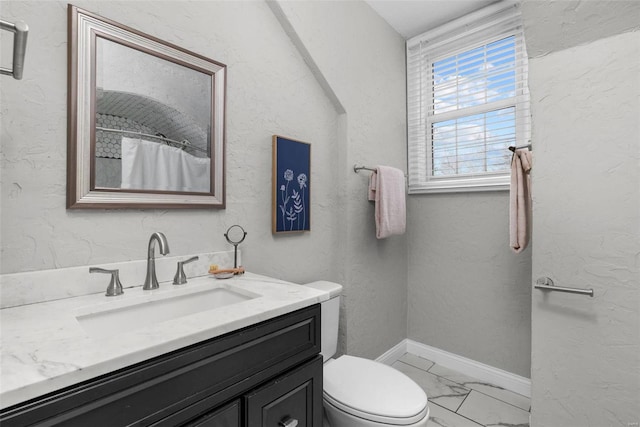 bathroom with a shower with shower curtain, vanity, and toilet