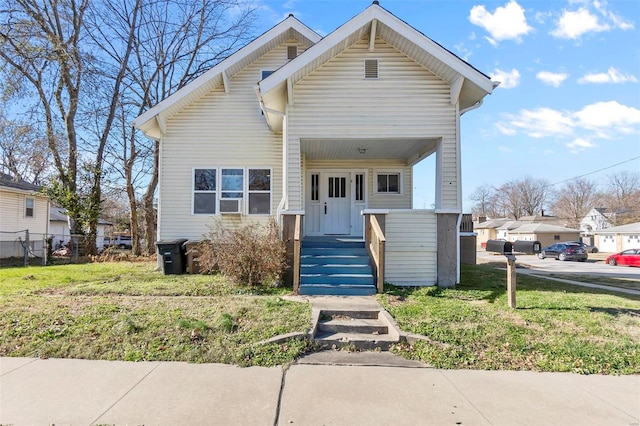 bungalow featuring a front lawn