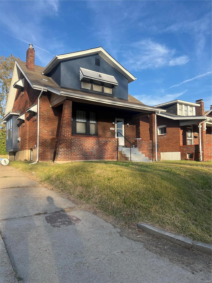 view of front of property with a front yard