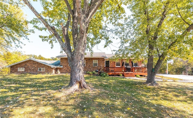 view of front of home featuring a deck and a front yard