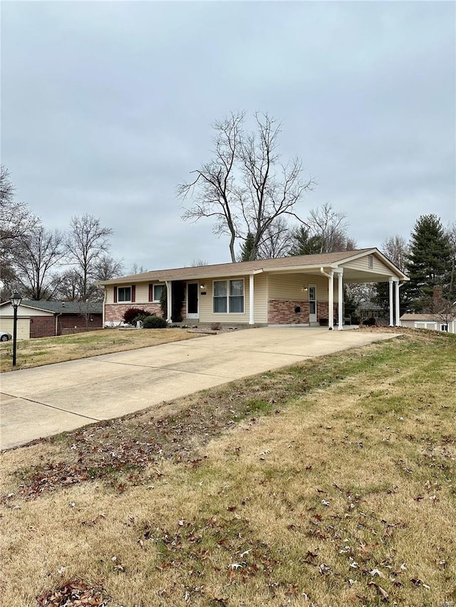 view of front of home featuring a carport and a front yard