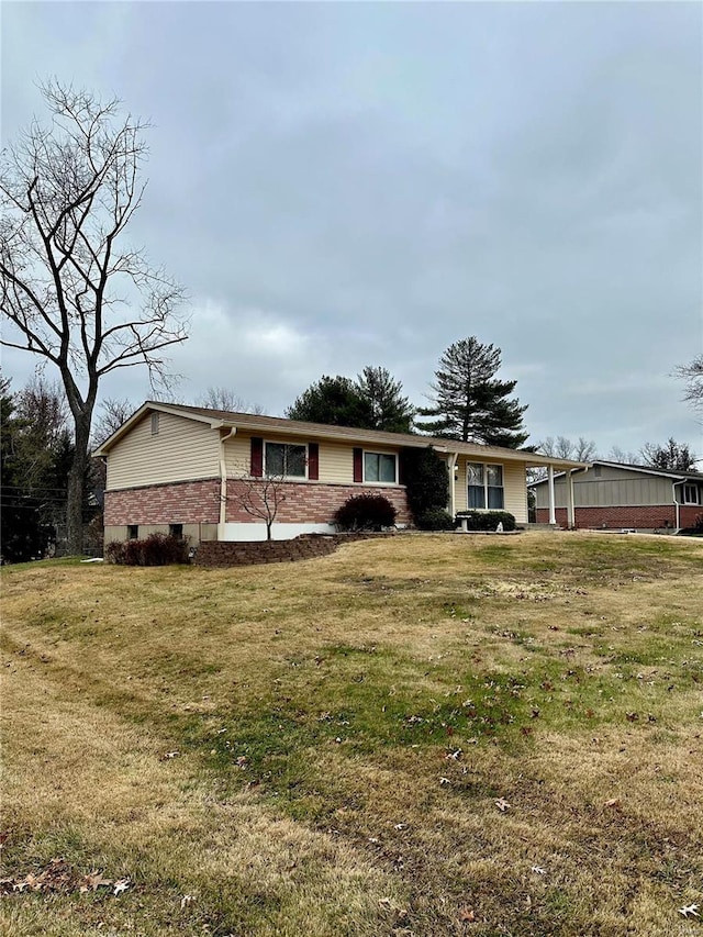 view of front facade featuring a front yard