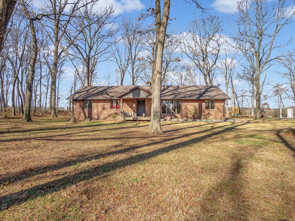 ranch-style house featuring a front yard