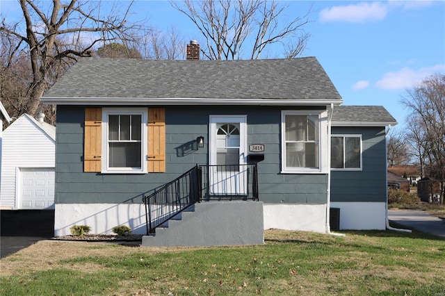 view of front facade featuring a front lawn