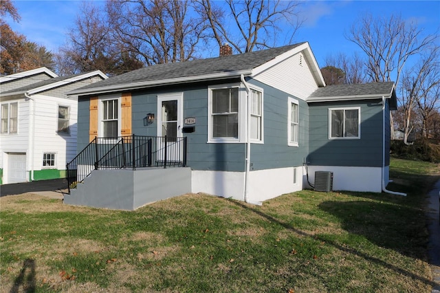 view of front of house featuring cooling unit and a front yard