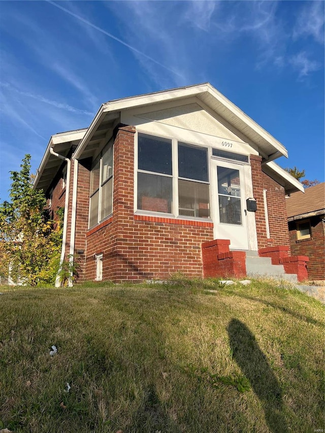 view of front of property with a front lawn