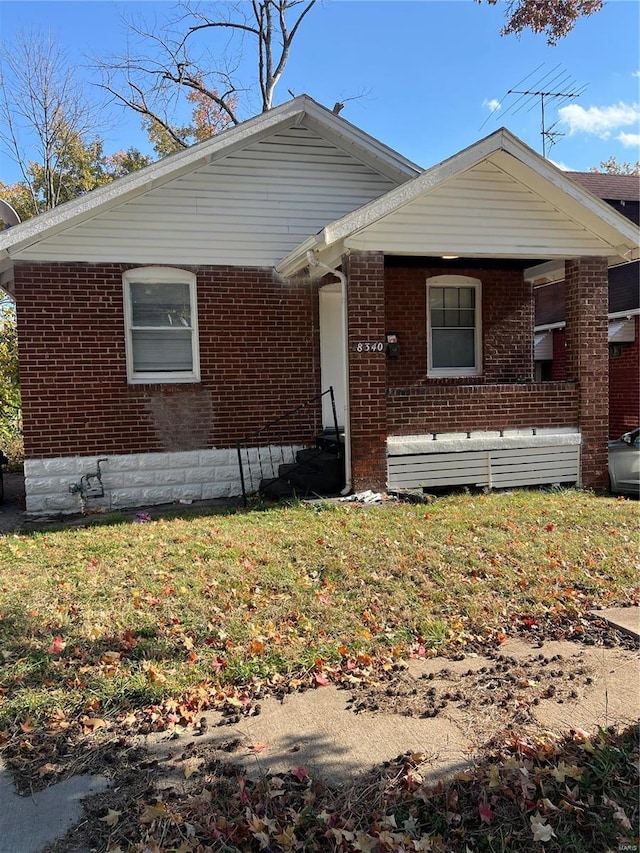 view of front of house featuring a front yard